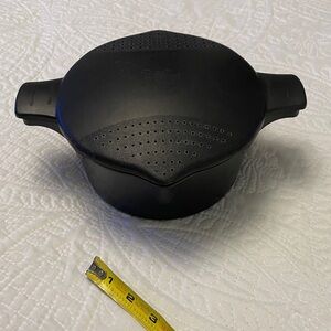 The Pampered Chef Black Steamer Microwave Cooker Rice Cooker 2 Quarts or 8 Cups